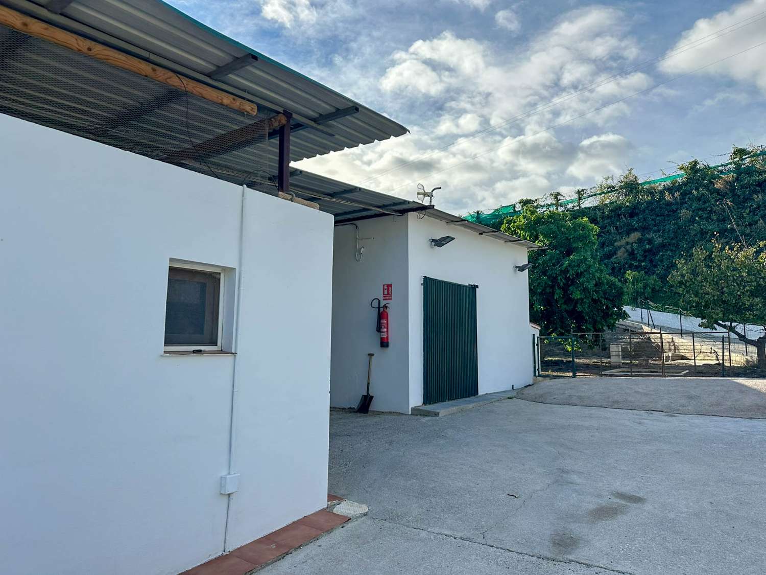 Cortijo con amplio terreno en venta en Salobreña