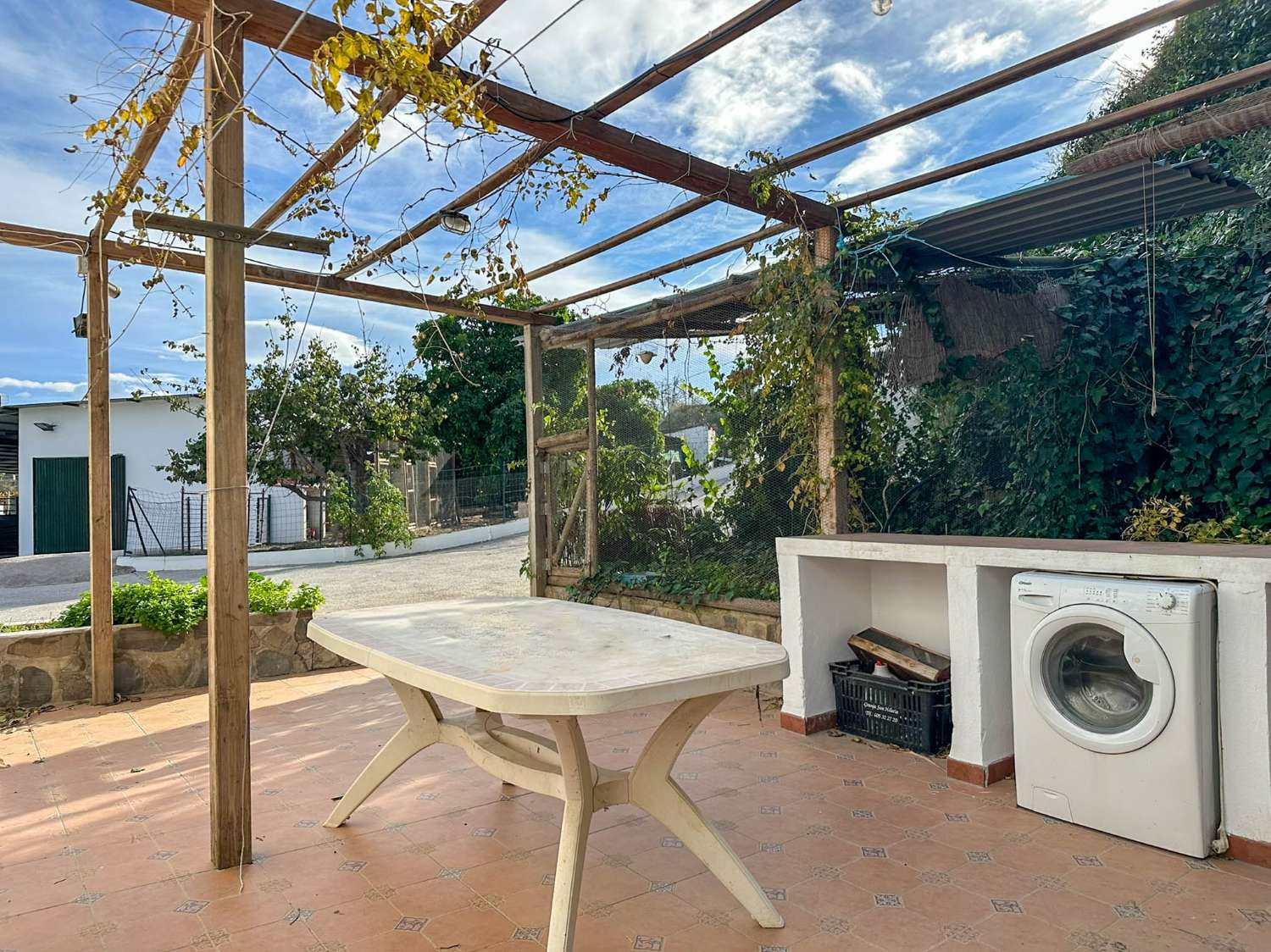 Cortijo con amplio terreno en venta en Salobreña