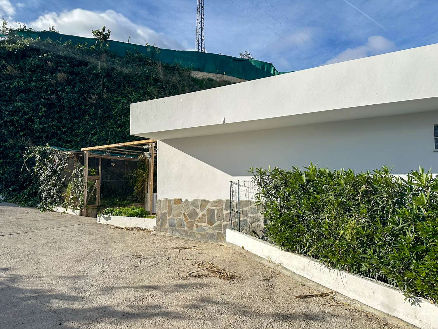 Cortijo con amplio terreno en venta en Salobreña