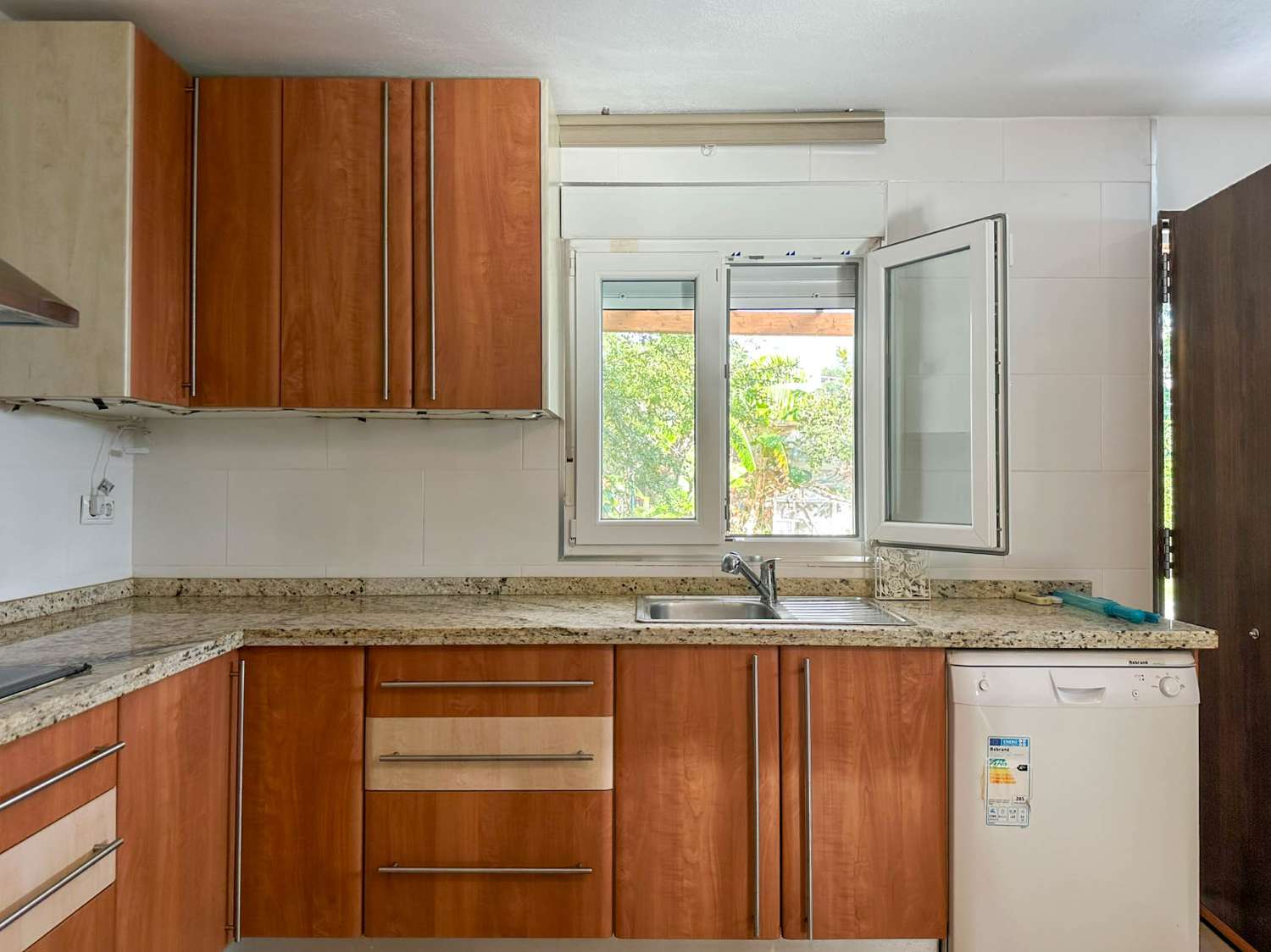 Cortijo con amplio terreno en venta en Salobreña