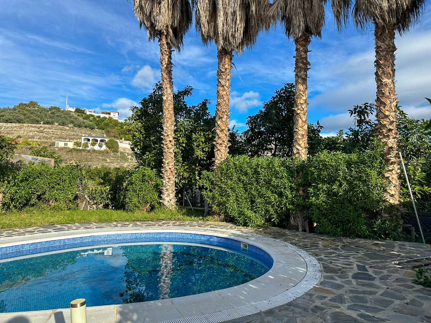 Cortijo con amplio terreno en venta en Salobreña