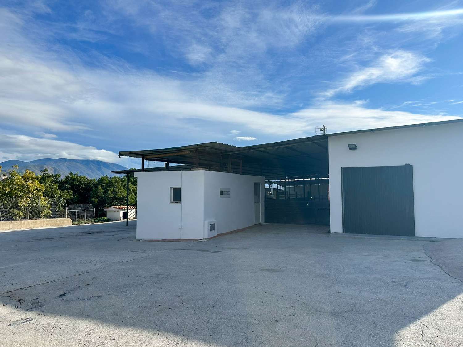 Cortijo con amplio terreno en venta en Salobreña