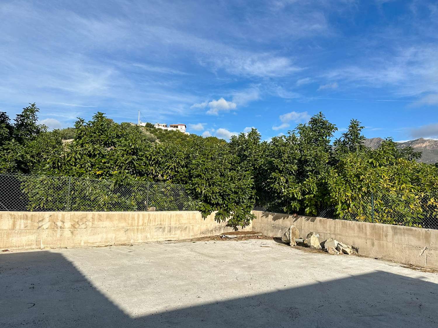 Cortijo con amplio terreno en venta en Salobreña