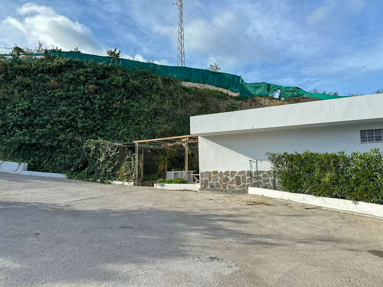 Cortijo con amplio terreno en venta en Salobreña