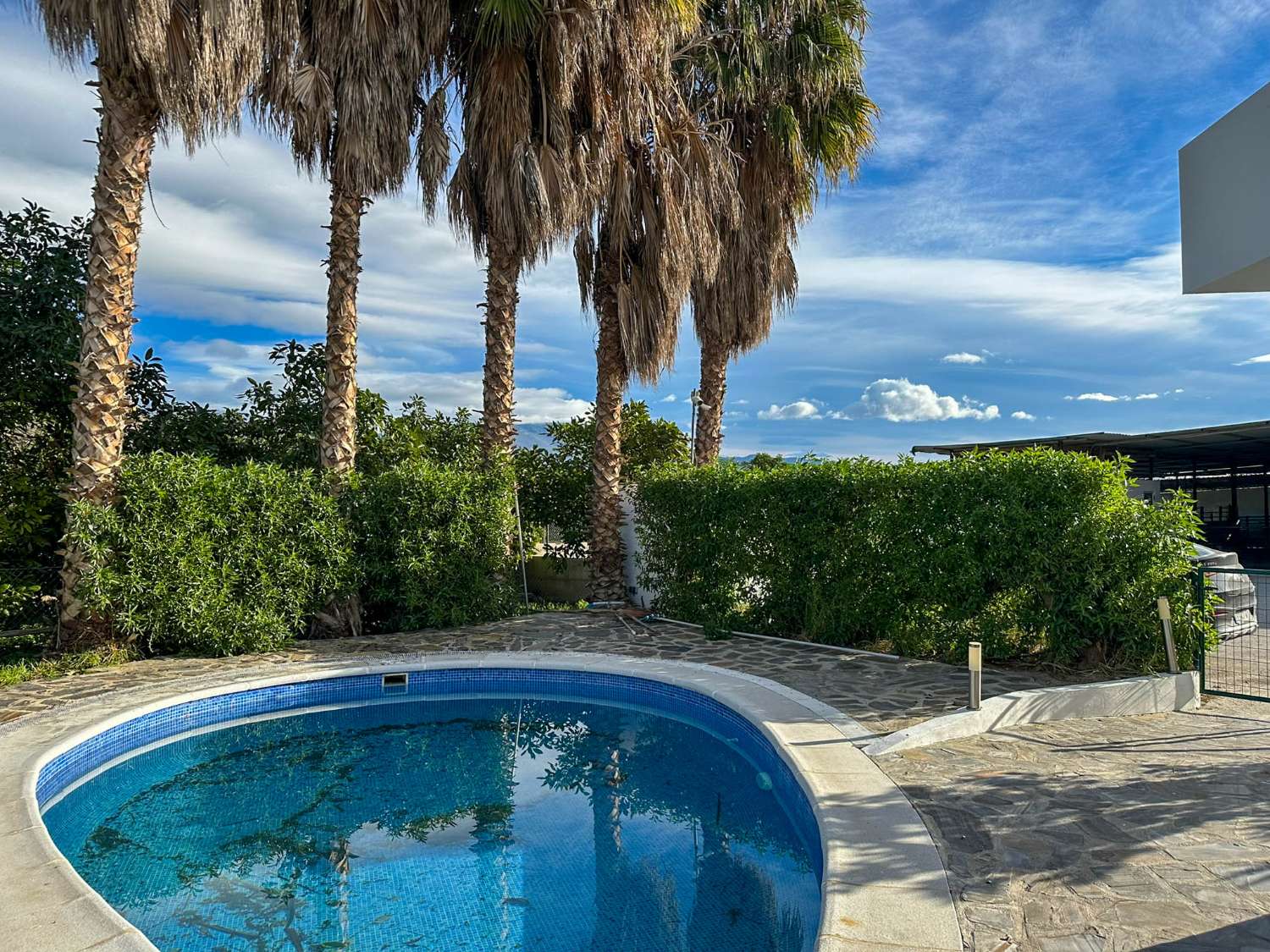 Cortijo con amplio terreno en venta en Salobreña