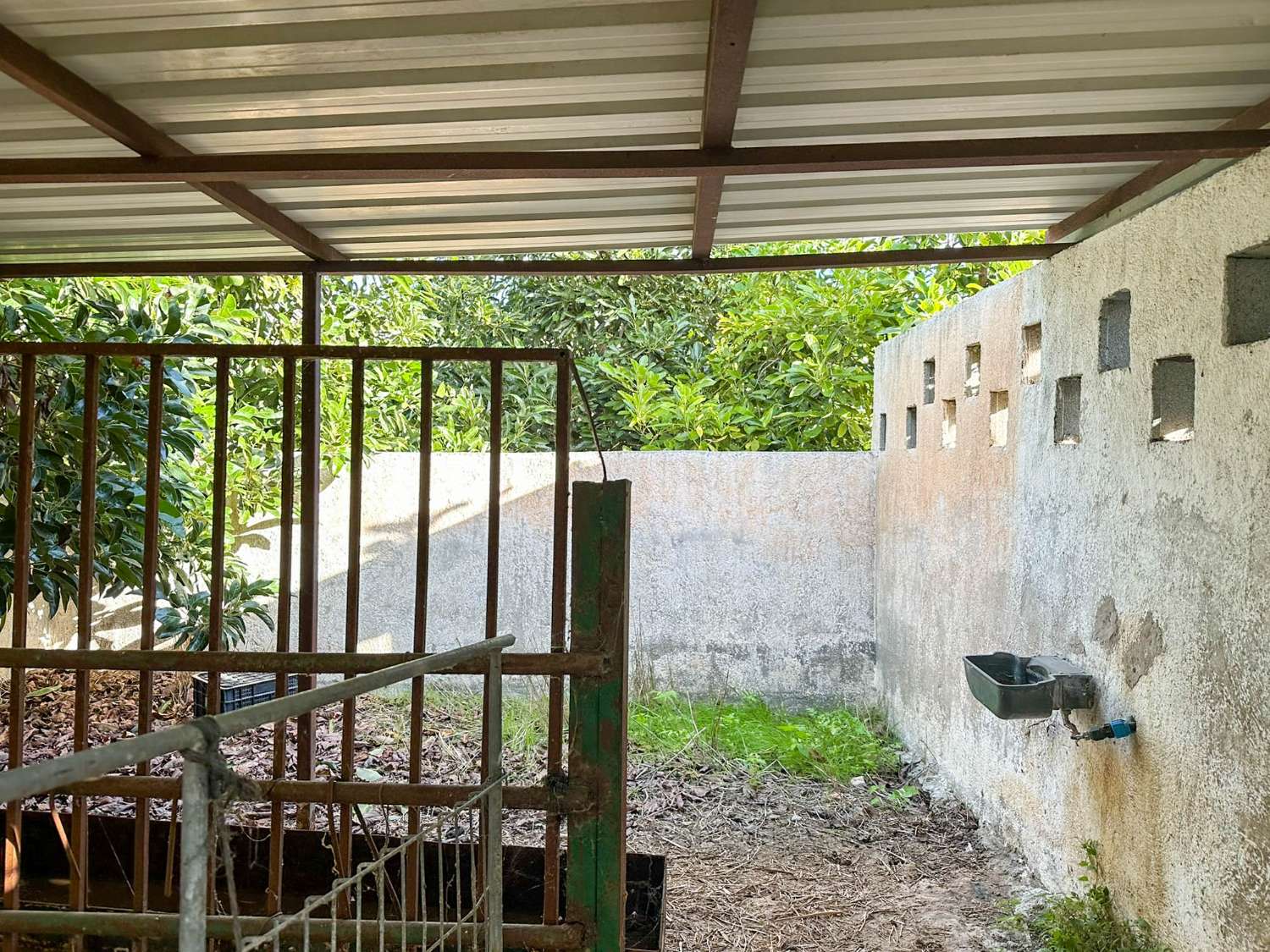 Cortijo con amplio terreno en venta en Salobreña