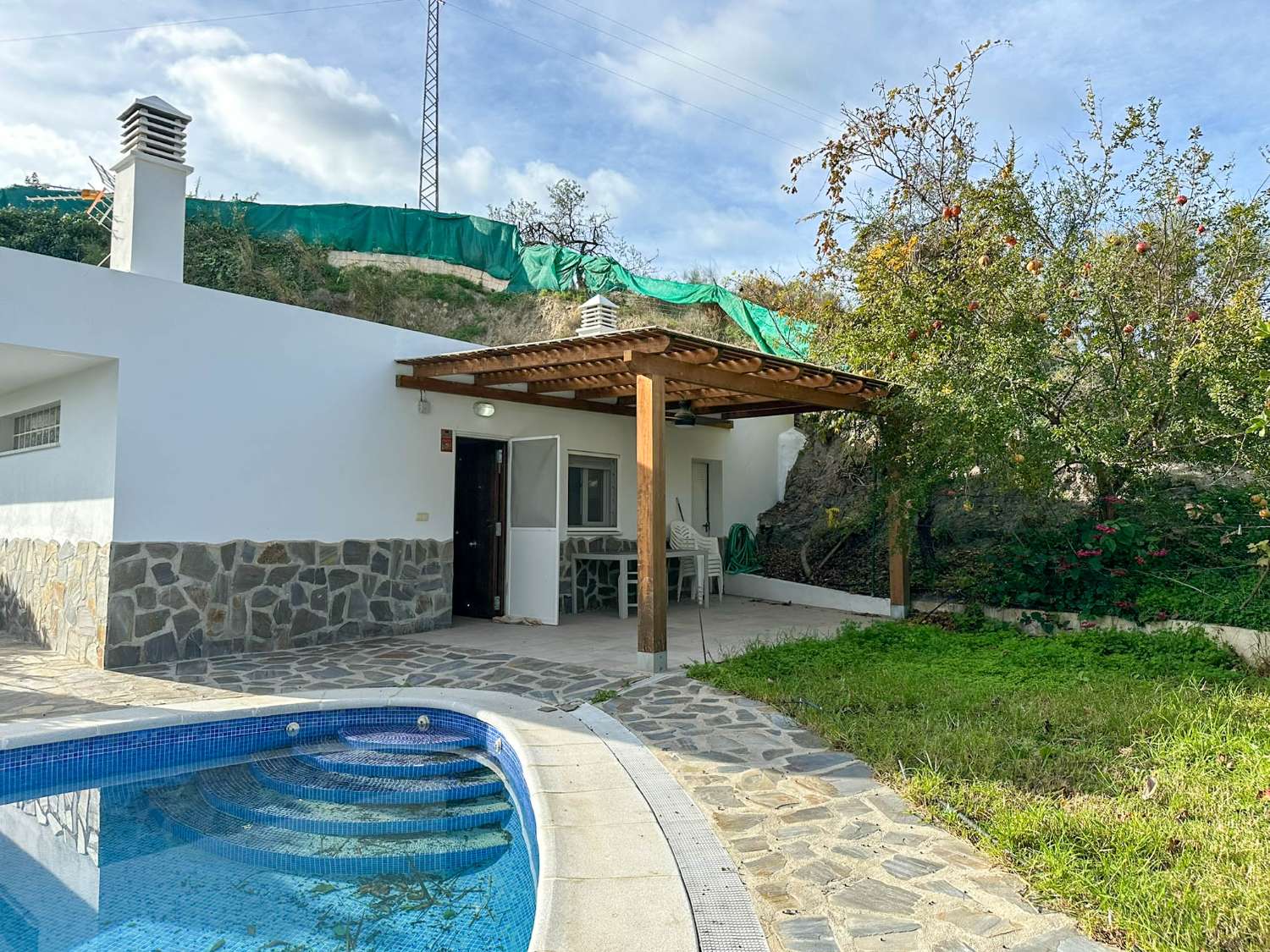 Cortijo con amplio terreno en venta en Salobreña