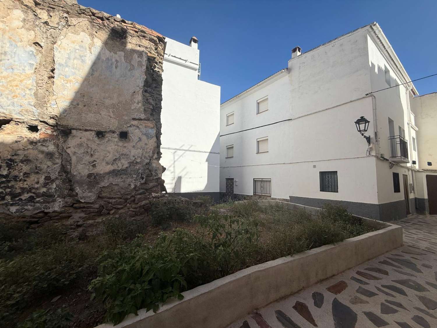 Perceel met project in pittoresk dorp te koop