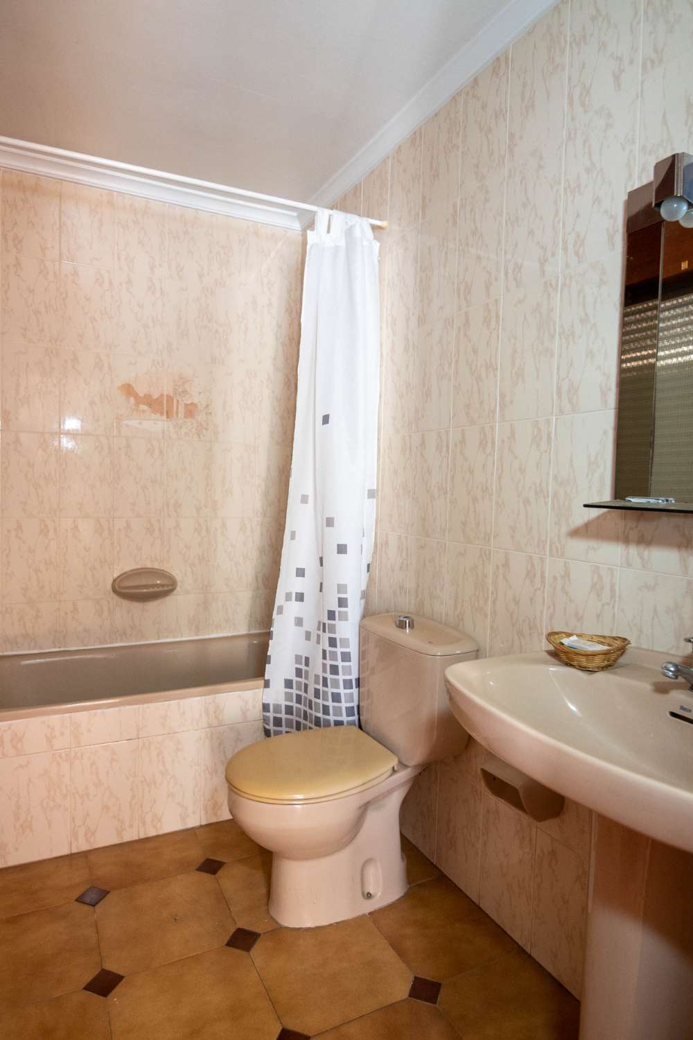 Hostal en venta en el centro de Salobreña