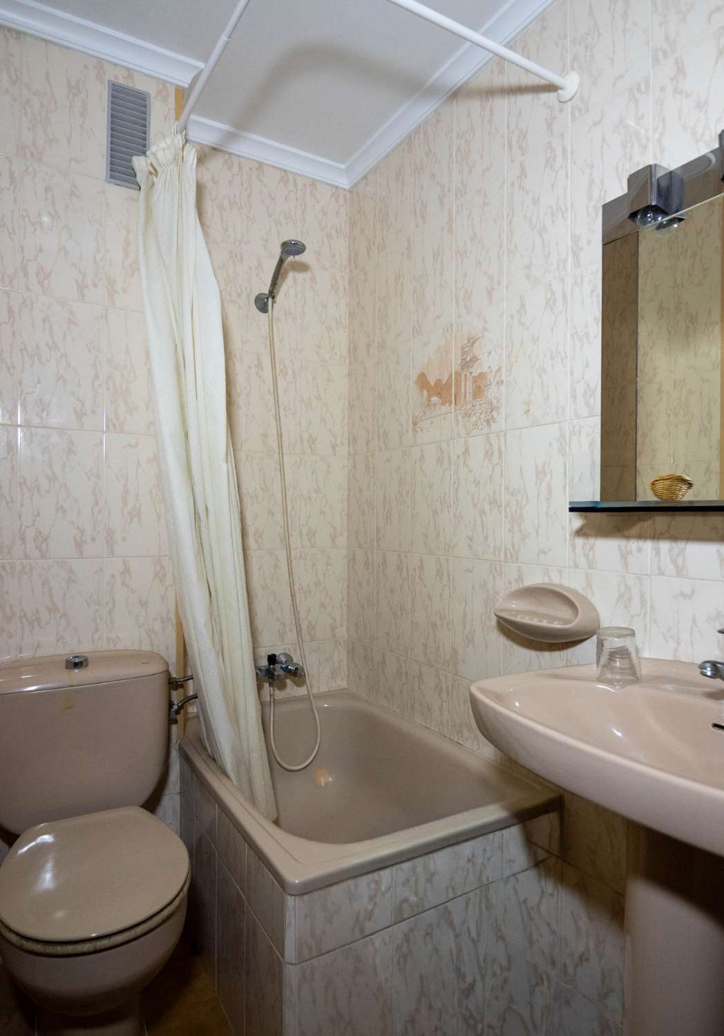 Hostal en venta en el centro de Salobreña