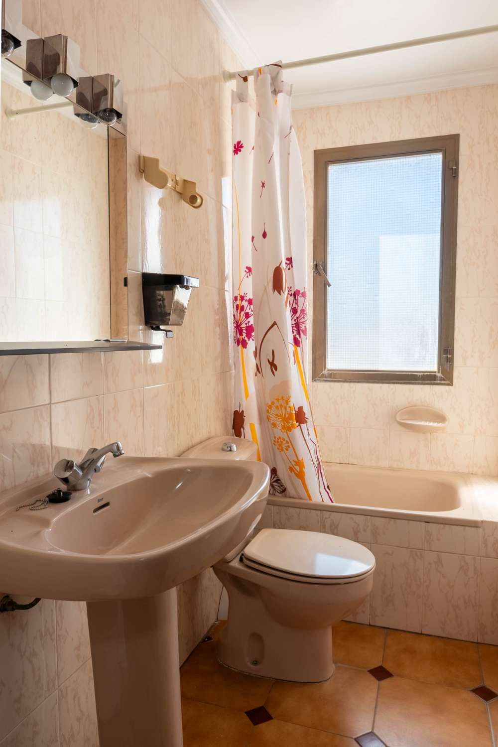 Hostal en venta en el centro de Salobreña