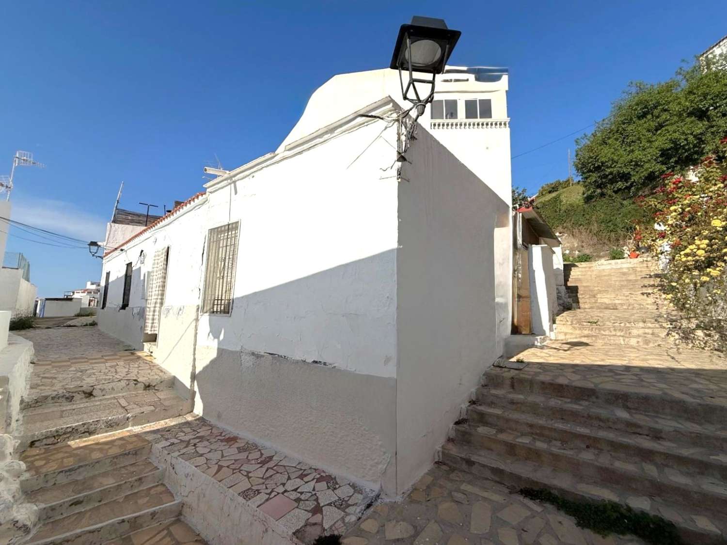 Talo myynnissä La Caleta - La Guardia (Salobreña)