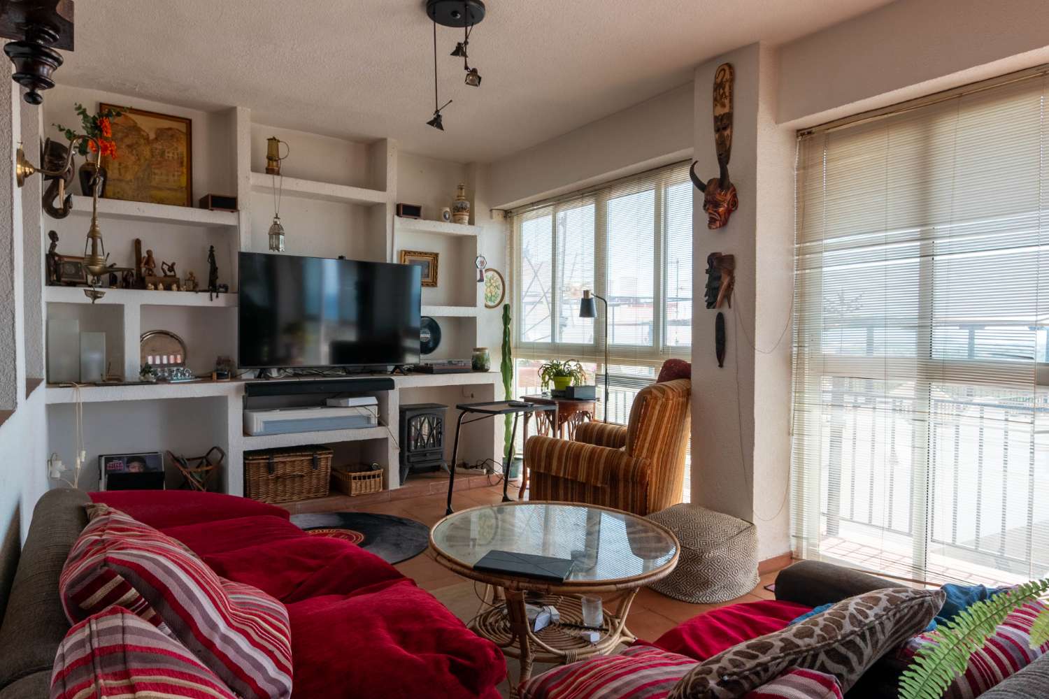 Apartamento con vistas al mar y piscina comunitaria en venta