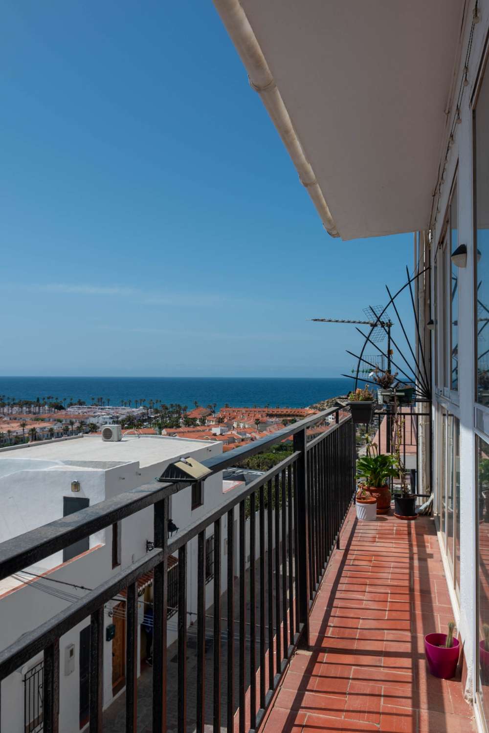 Apartamento con vistas al mar y piscina comunitaria en venta