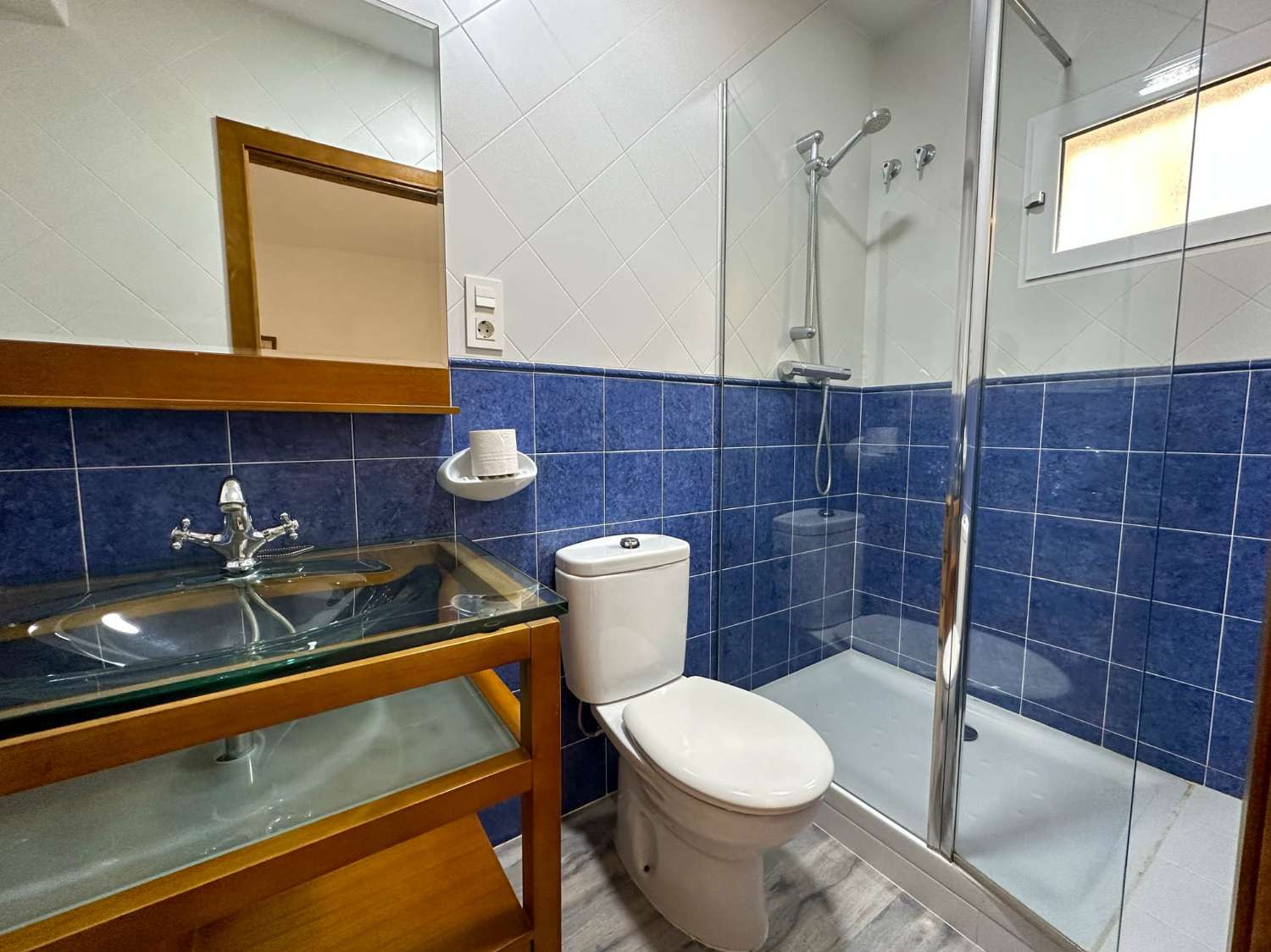 Apartamento con vistas al mar y piscina comunitaria en venta