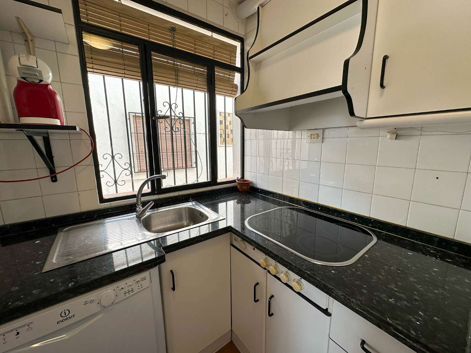 Apartamento con vistas al mar y piscina comunitaria en venta