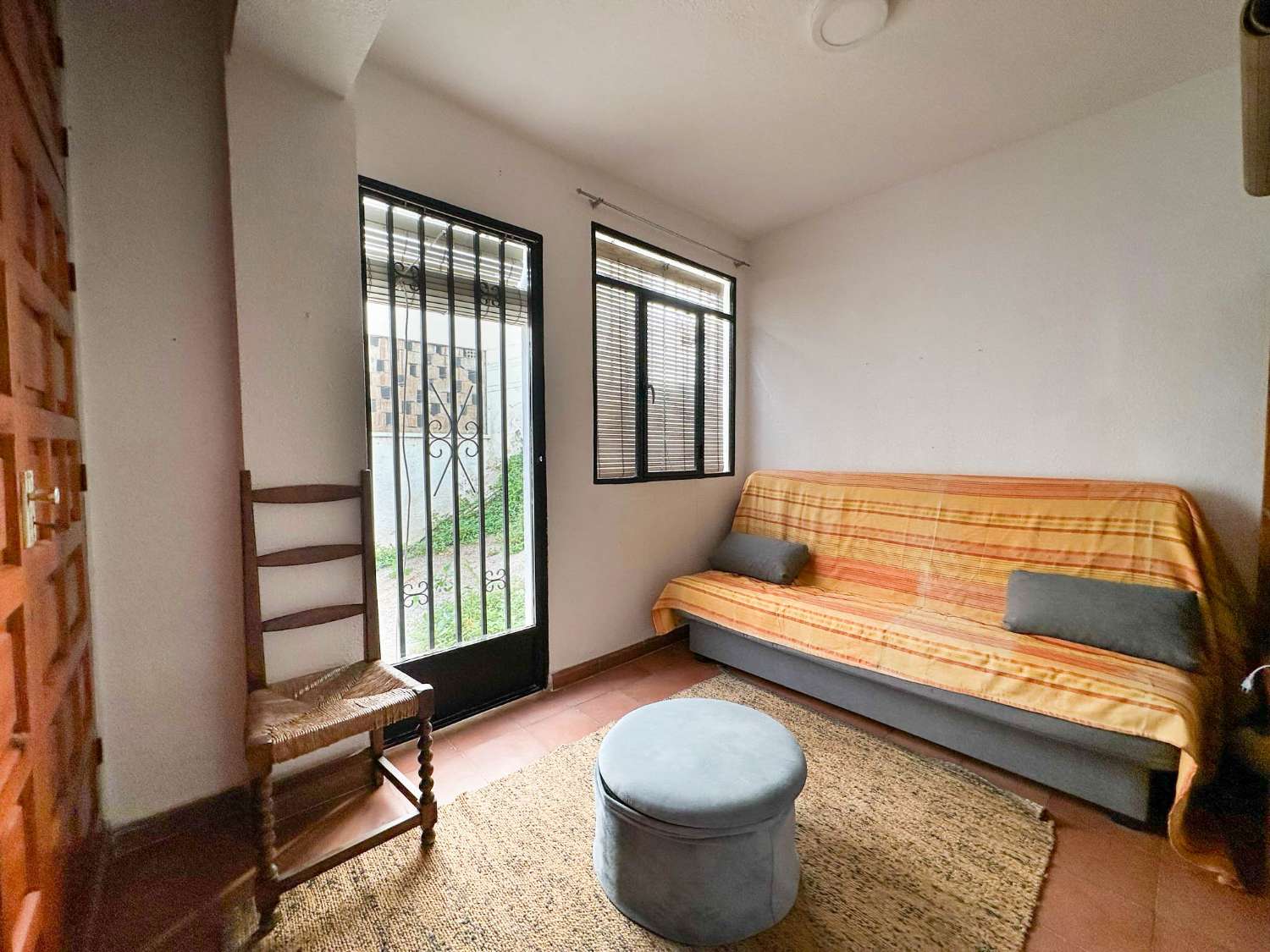 Apartamento con vistas al mar y piscina comunitaria en venta