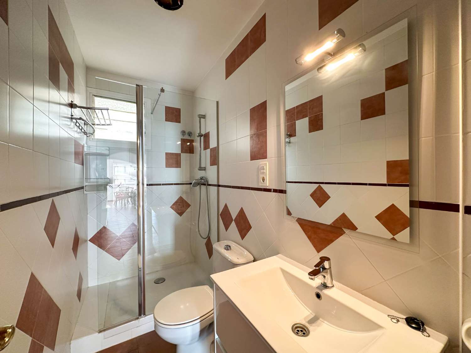 Apartamento con vistas al mar y piscina comunitaria en venta