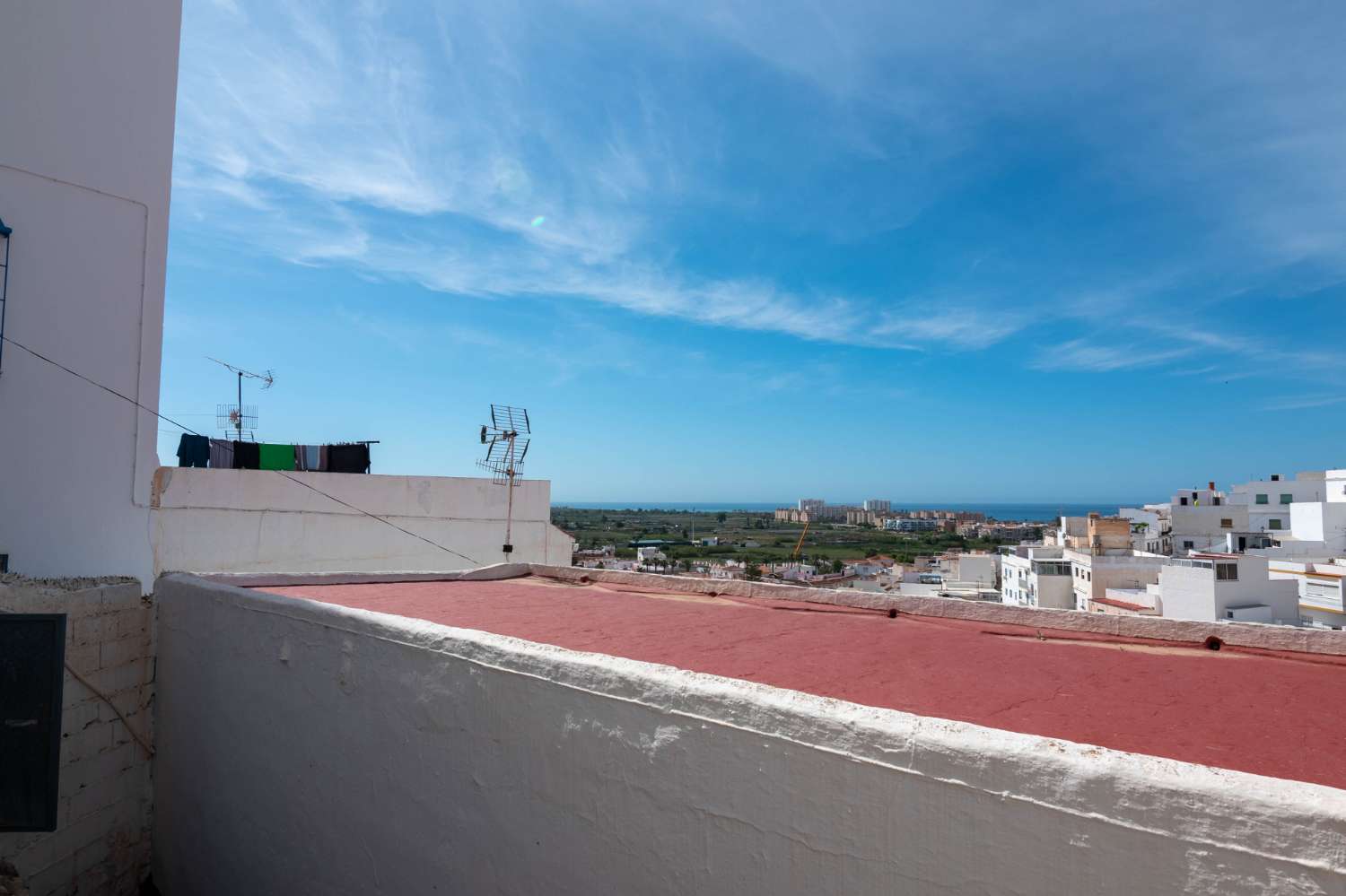 Casa de pueblo con potencial y vistas al mar en Salobreña