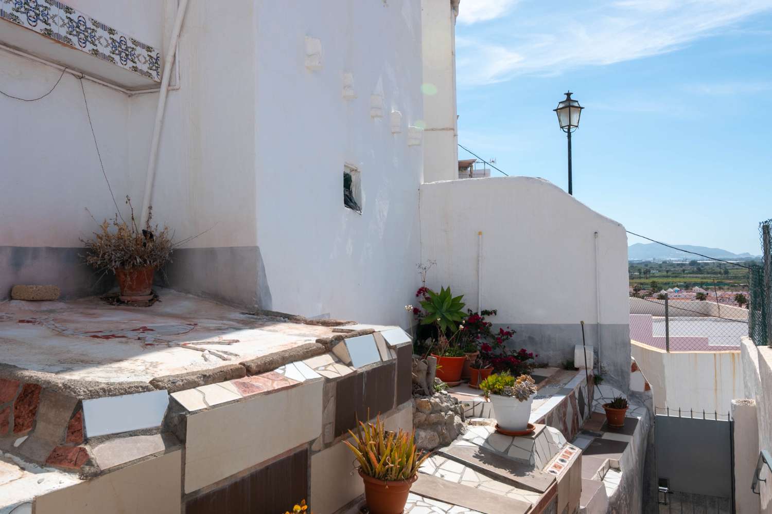 Casa de pueblo con potencial y vistas al mar en Salobreña