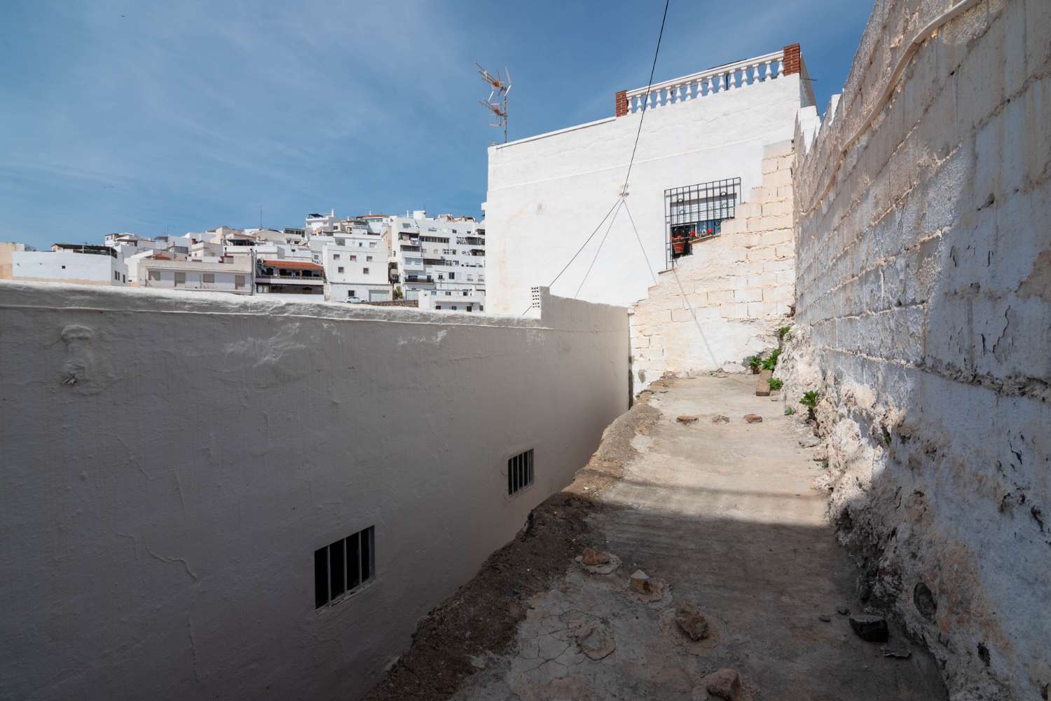 Casa de pueblo con potencial y vistas al mar en Salobreña