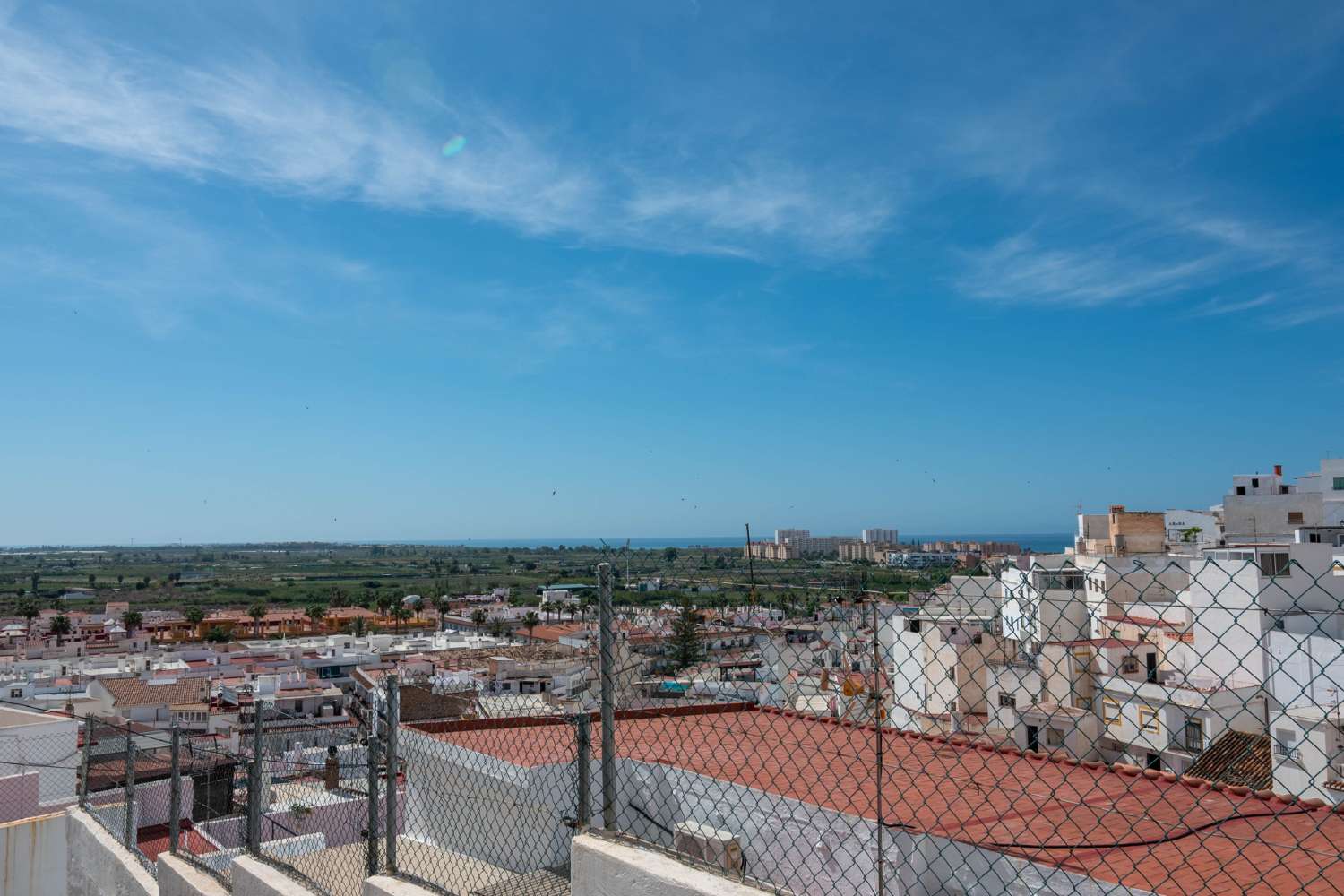 Casa de pueblo con potencial y vistas al mar en Salobreña