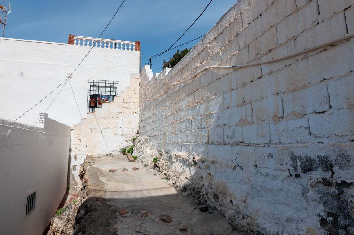 Casa de pueblo con potencial y vistas al mar en Salobreña