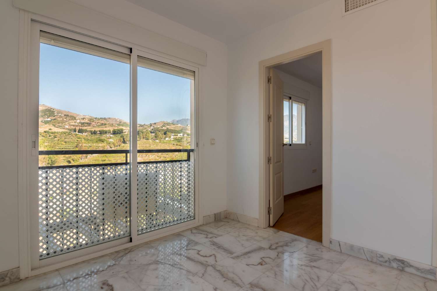 Ático con vistas impresionantes en venta en Salobreña