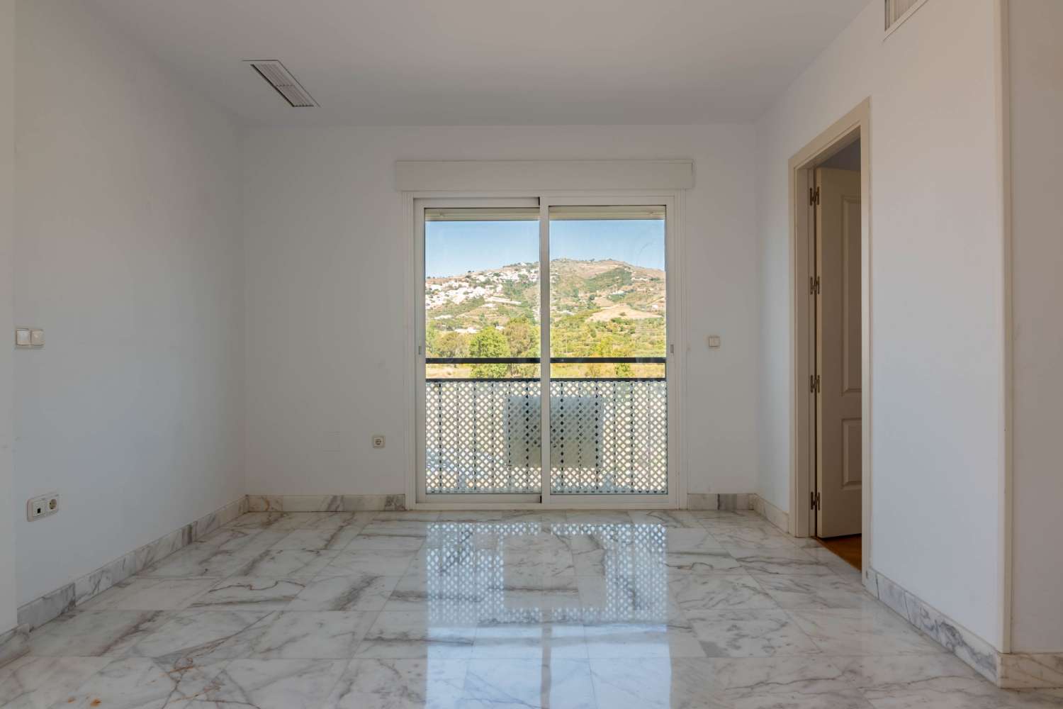 Ático con vistas impresionantes en venta en Salobreña