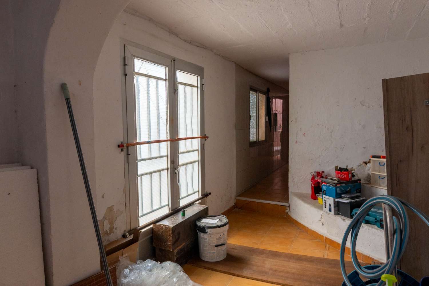Dorpshuis met terrassen, extra kamer en veel potentieel