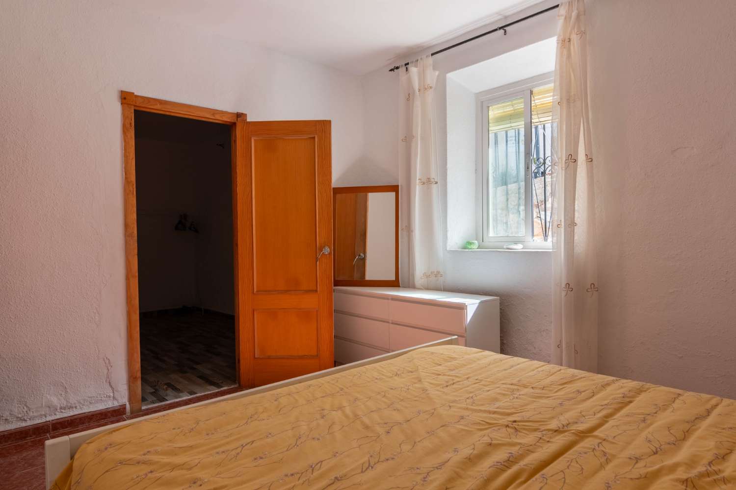 Dorpshuis met terrassen, extra kamer en veel potentieel