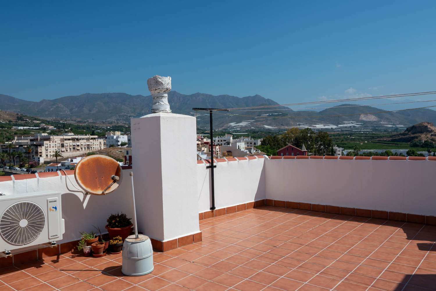 Amplia casa en el corazón del Casco Antiguo de Salobreña con garaje, terraza y espectaculares vistas