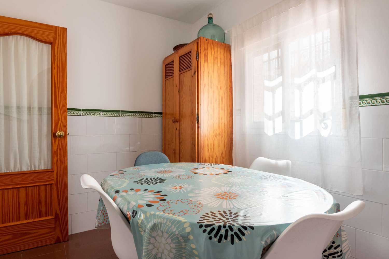 Amplia casa en el corazón del Casco Antiguo de Salobreña con garaje, terraza y espectaculares vistas