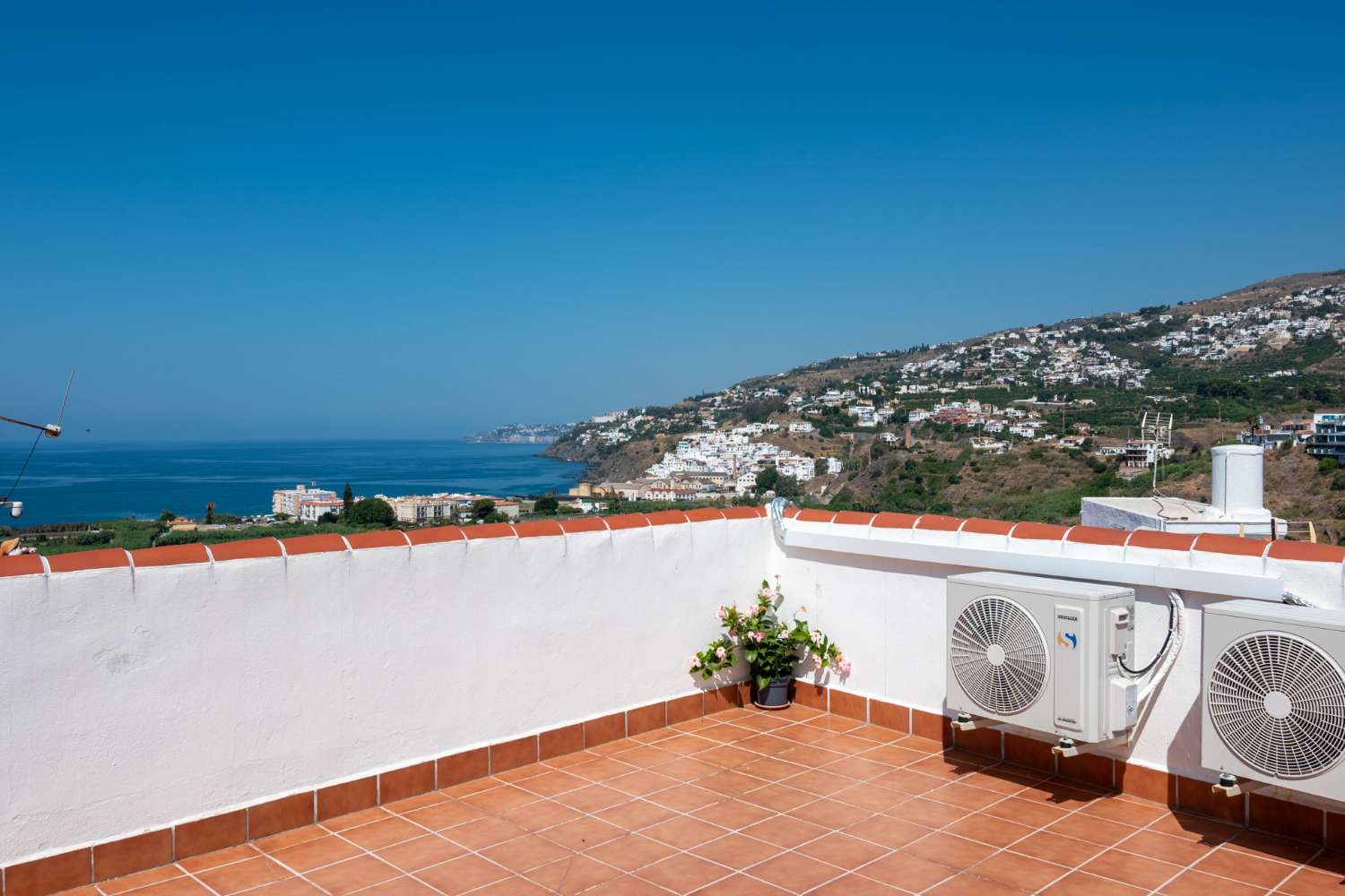 Amplia casa en el corazón del Casco Antiguo de Salobreña con garaje, terraza y espectaculares vistas
