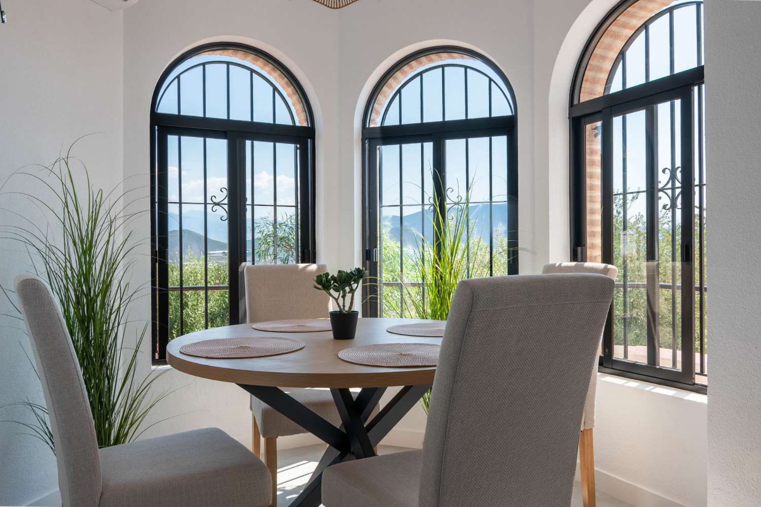 Prachtige, gerenoveerde villa te koop in Salobreña