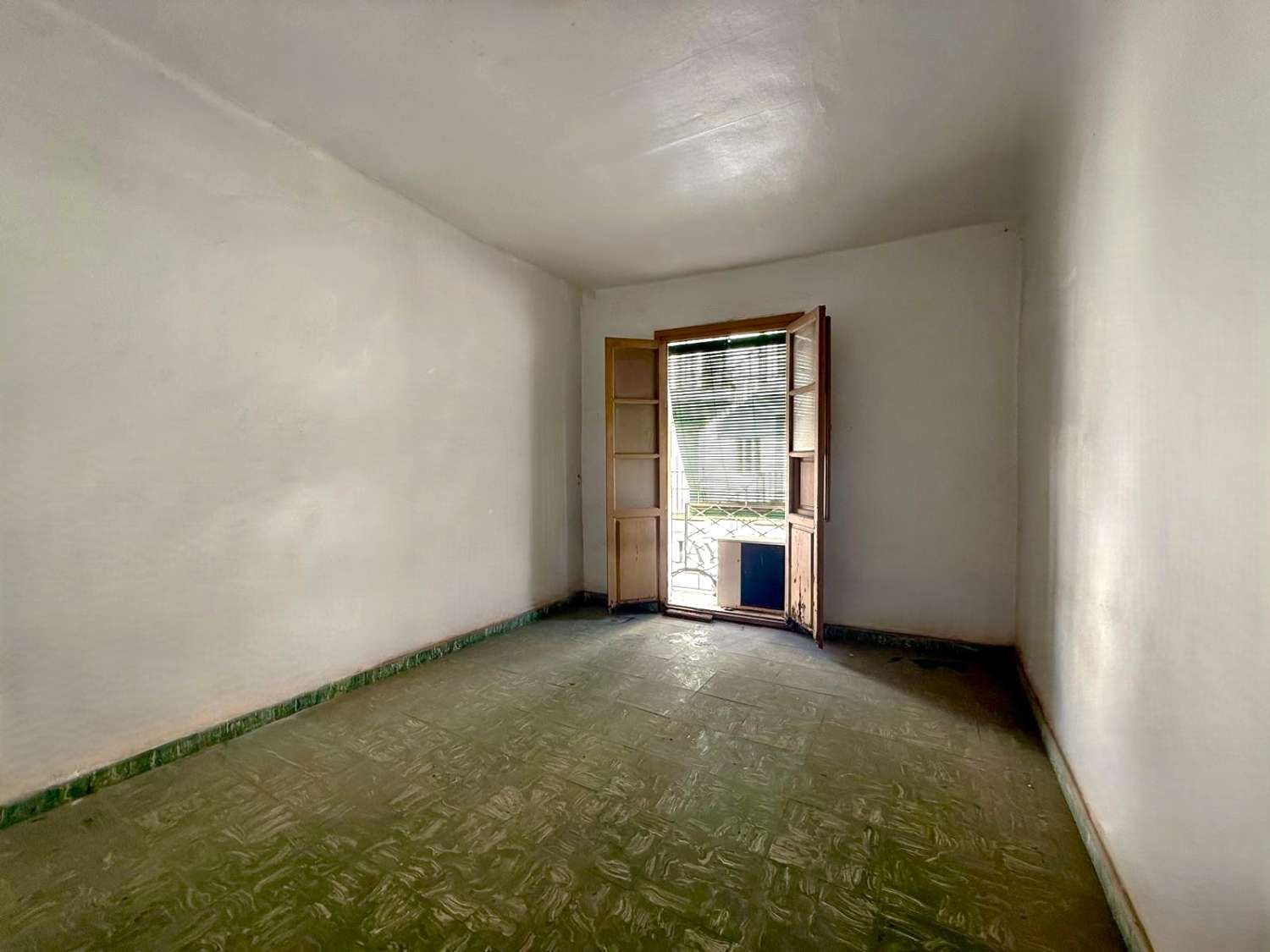 Casa de pueblo con gran potencial con vistas al Castillo de Salobreña