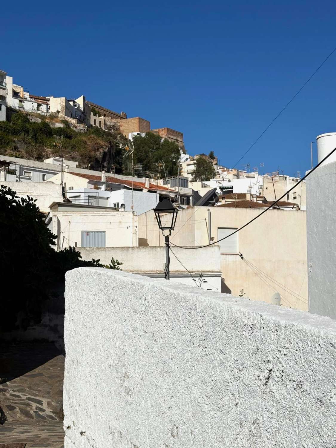 Casa de pueblo con gran potencial con vistas al Castillo de Salobreña