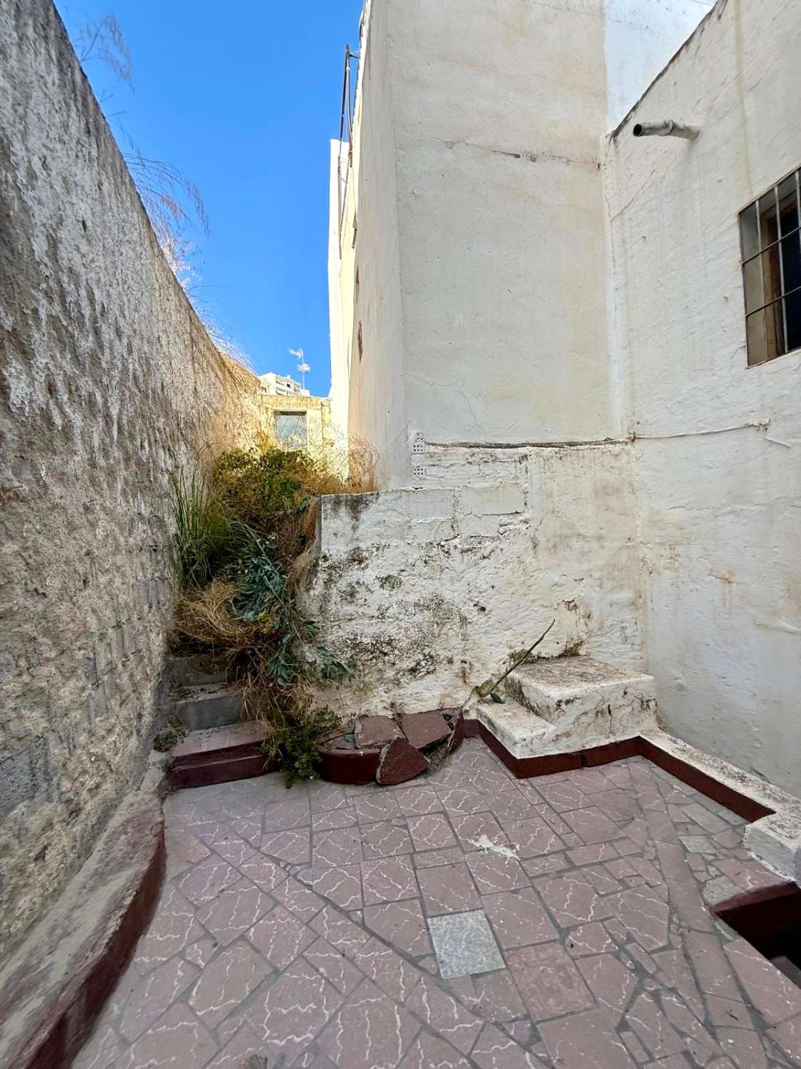 Casa de pueblo con gran potencial con vistas al Castillo de Salobreña