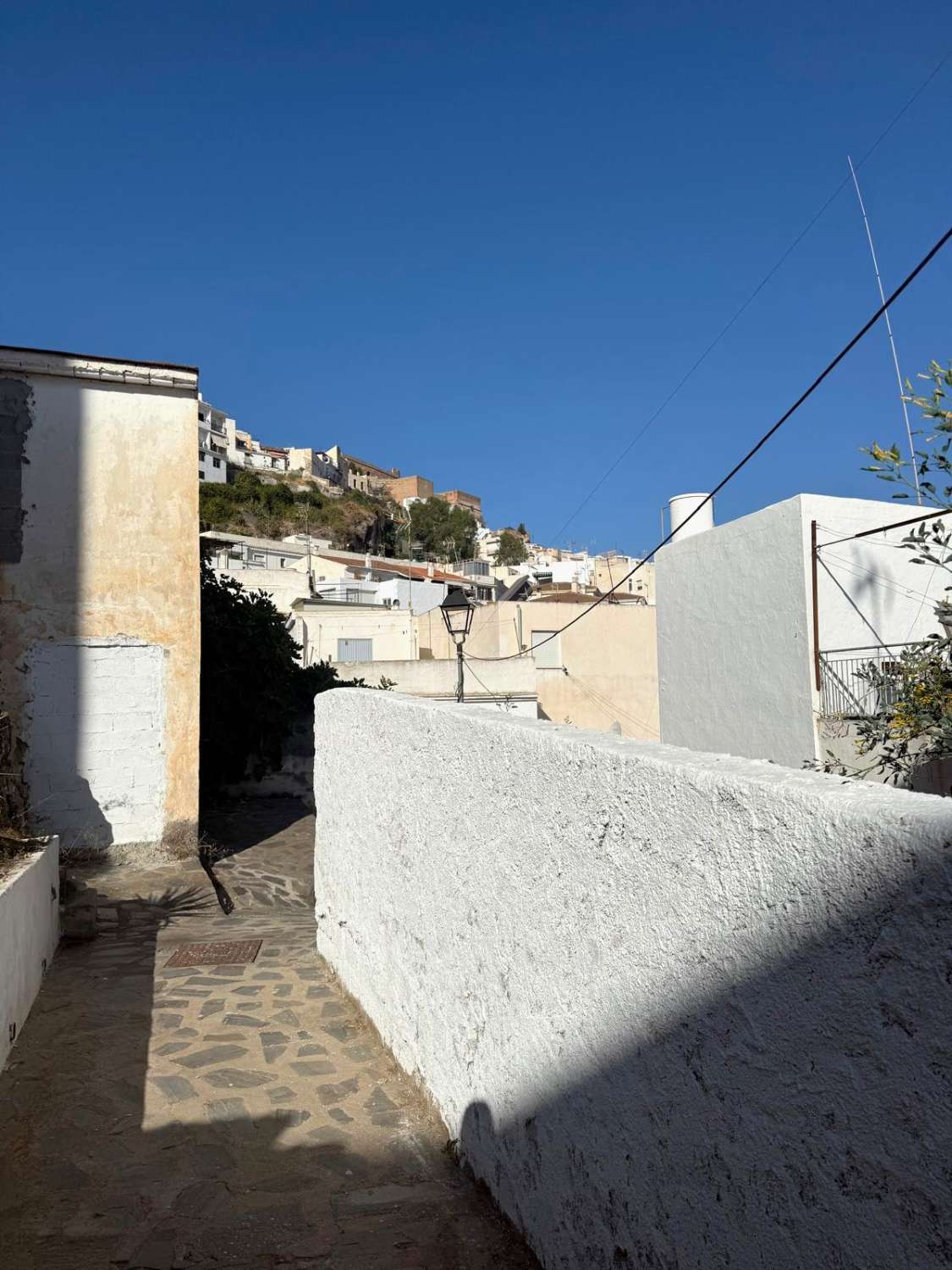 Casa de pueblo con gran potencial con vistas al Castillo de Salobreña