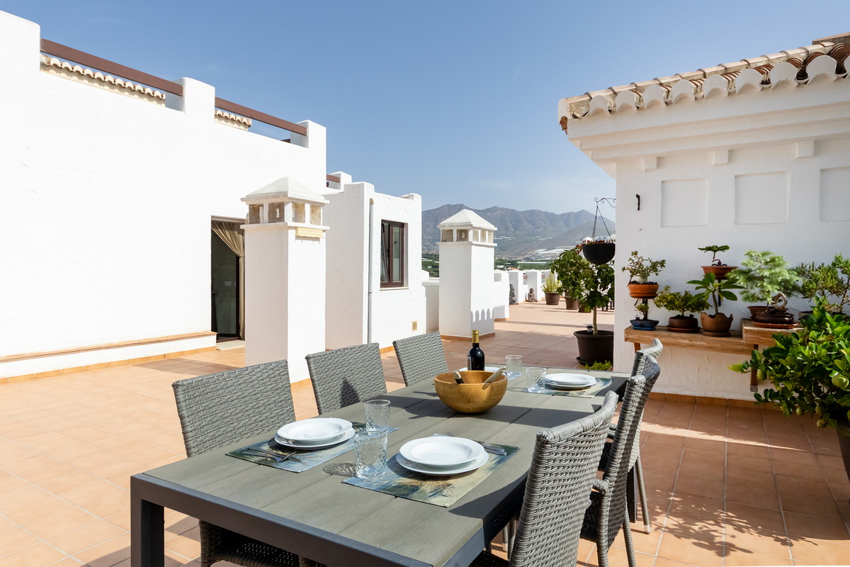 Ático exclusivo en la Urbanización Oasis, con 200 m² de terraza privada, vistas al mar y a Sierra Nevada