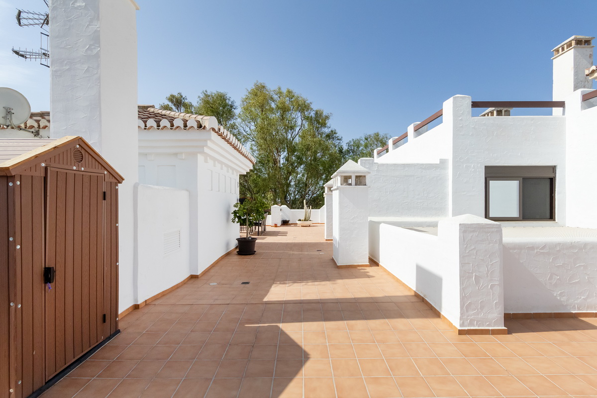 Ático exclusivo en la Urbanización Oasis, con 200 m² de terraza privada, vistas al mar y a Sierra Nevada