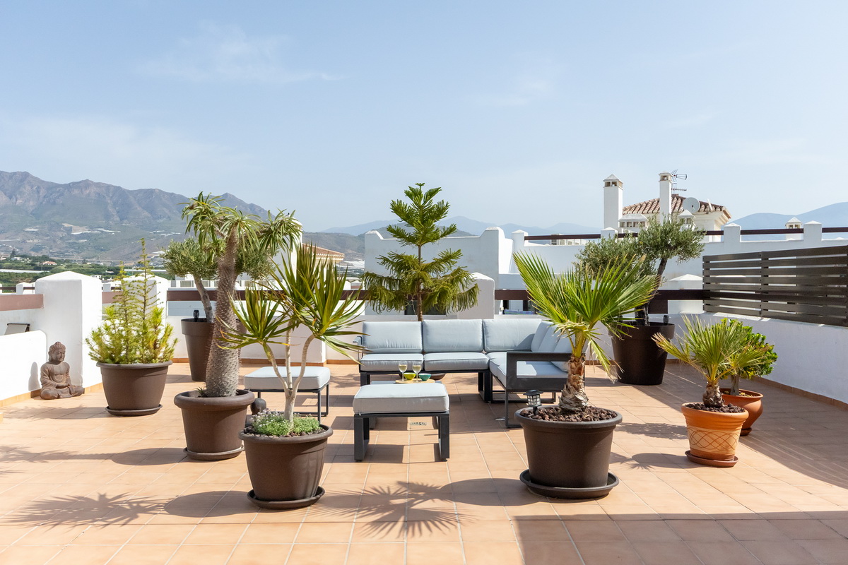 Ático exclusivo en la Urbanización Oasis, con 200 m² de terraza privada, vistas al mar y a Sierra Nevada