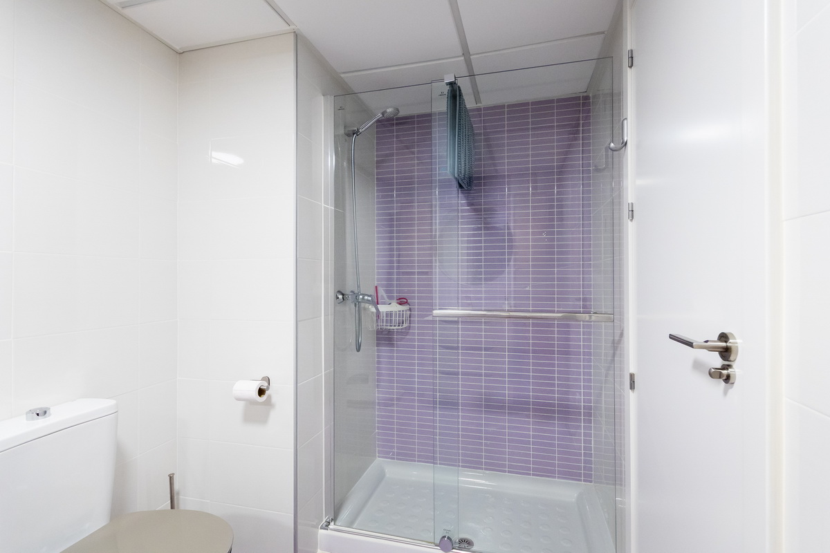 Ático exclusivo en la Urbanización Oasis, con 200 m² de terraza privada, vistas al mar y a Sierra Nevada