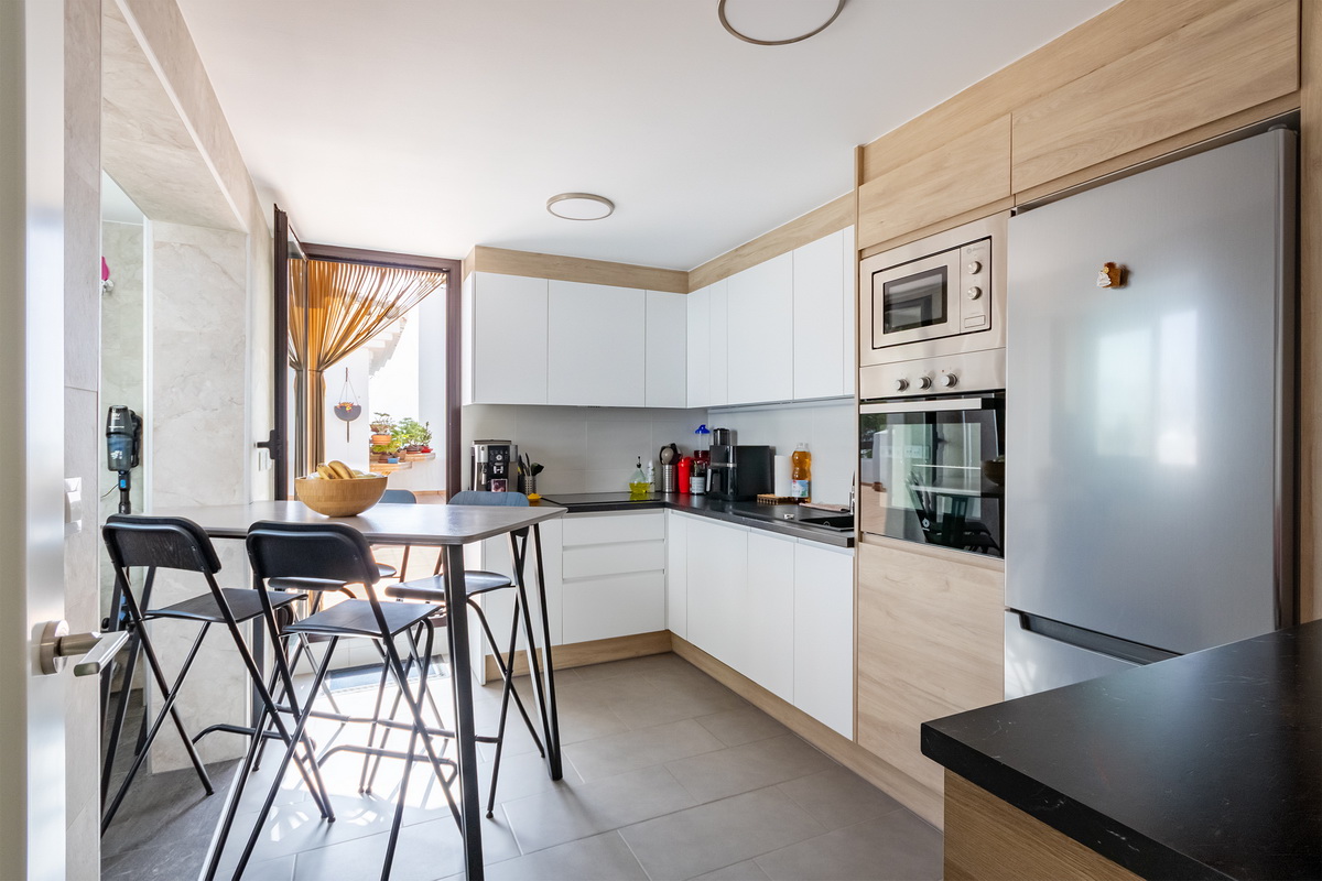 Ático exclusivo en la Urbanización Oasis, con 200 m² de terraza privada, vistas al mar y a Sierra Nevada