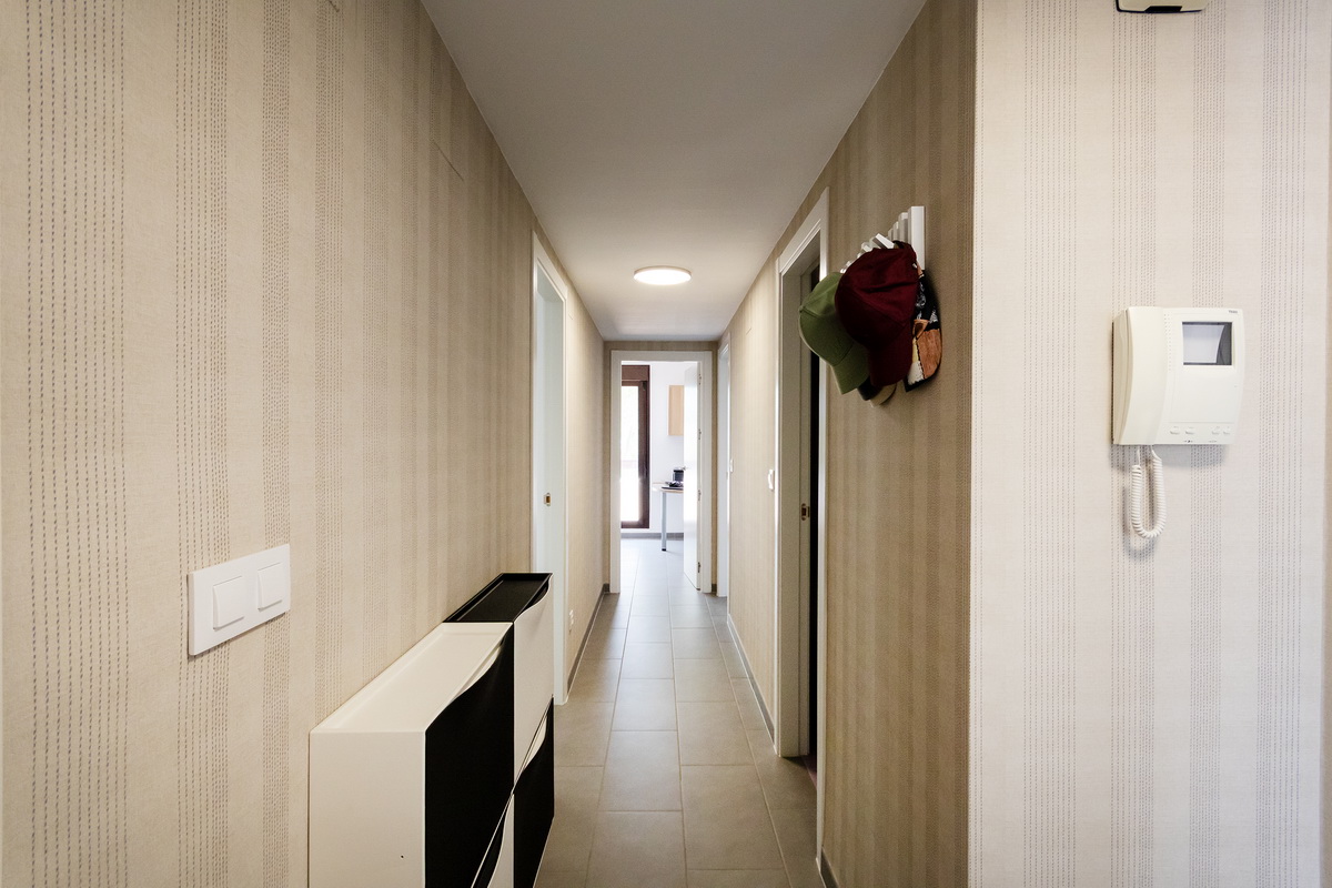 Ático exclusivo en la Urbanización Oasis, con 200 m² de terraza privada, vistas al mar y a Sierra Nevada