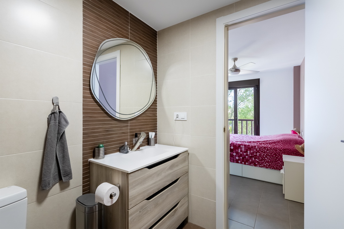 Ático exclusivo en la Urbanización Oasis, con 200 m² de terraza privada, vistas al mar y a Sierra Nevada