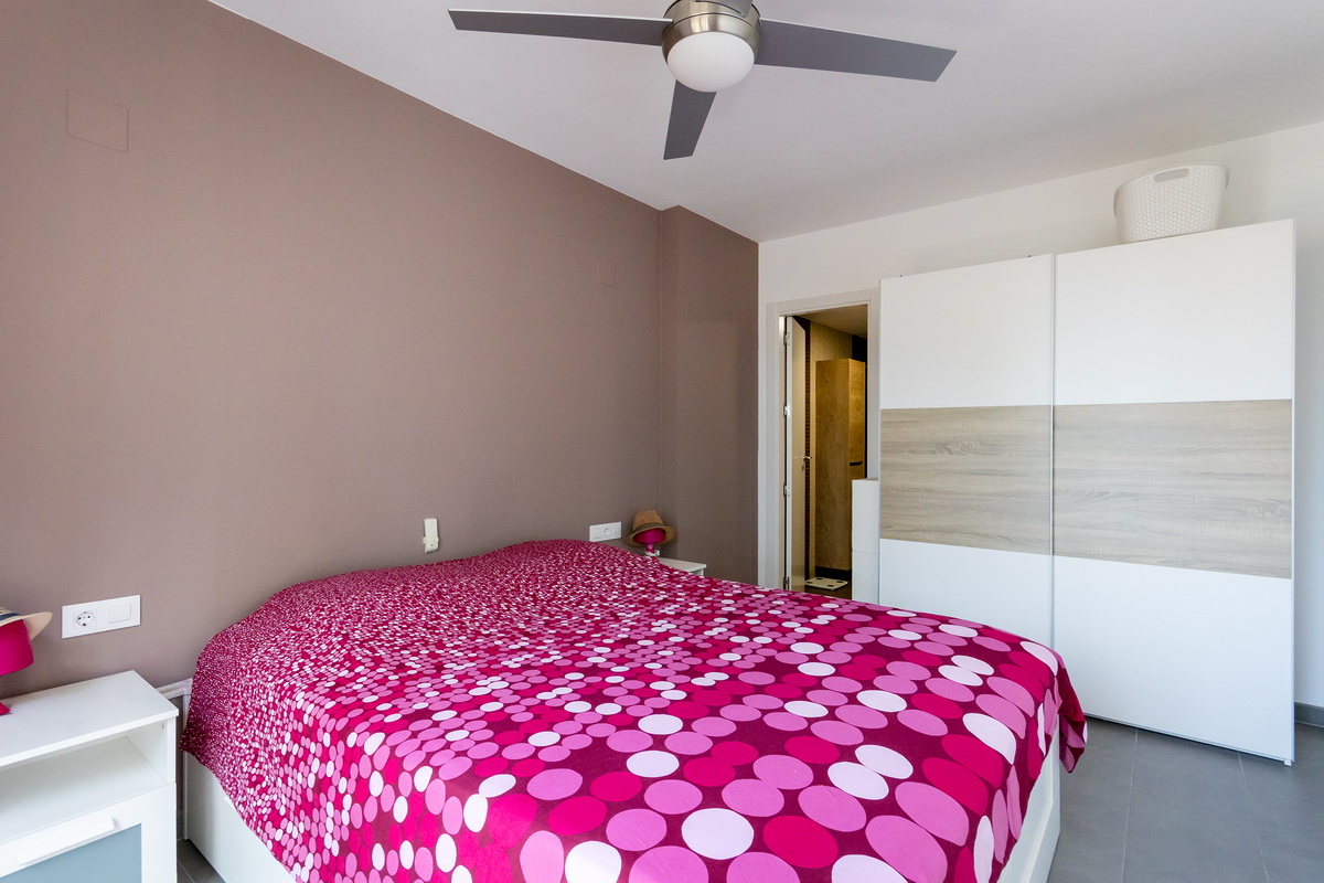 Ático exclusivo en la Urbanización Oasis, con 200 m² de terraza privada, vistas al mar y a Sierra Nevada