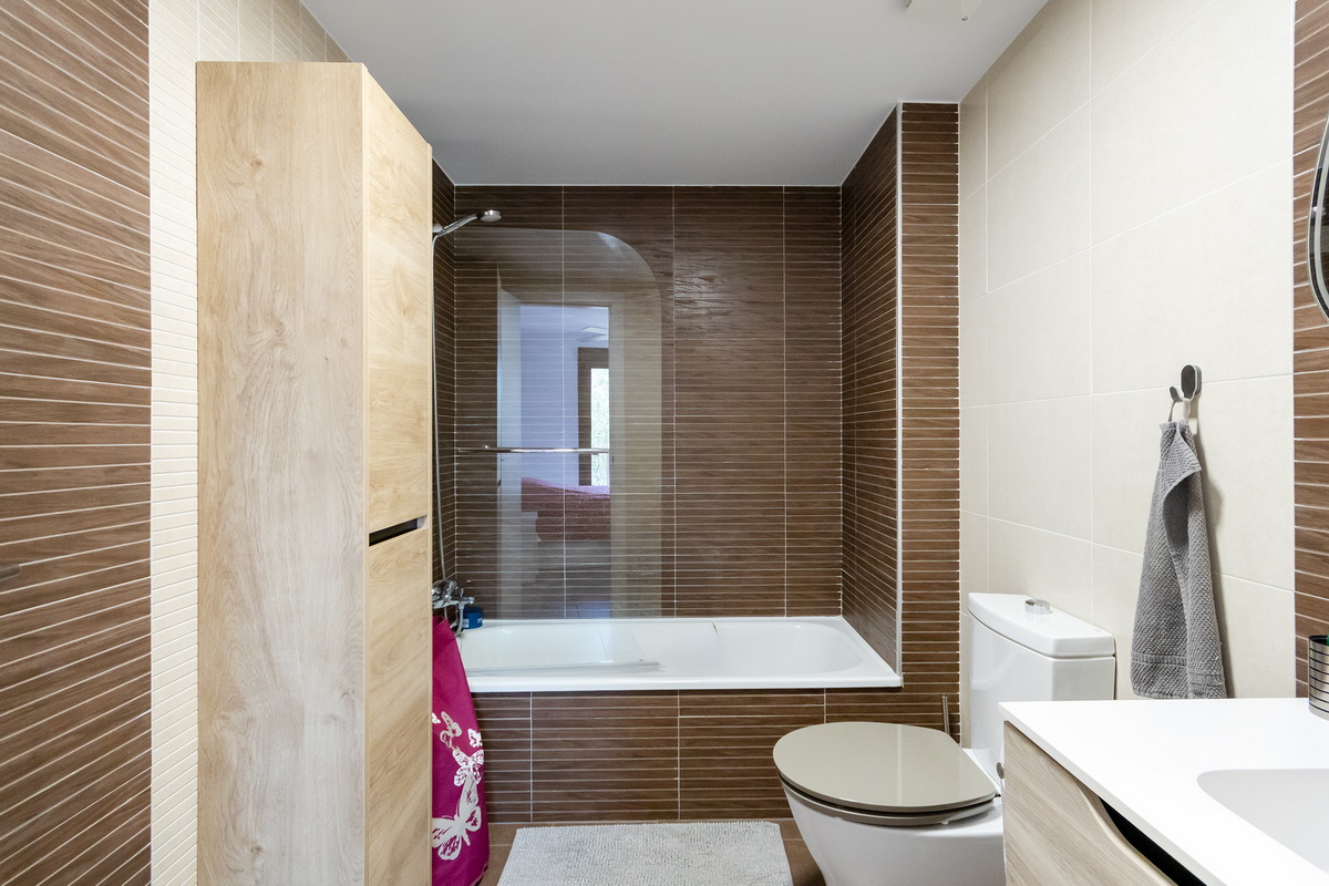 Ático exclusivo en la Urbanización Oasis, con 200 m² de terraza privada, vistas al mar y a Sierra Nevada