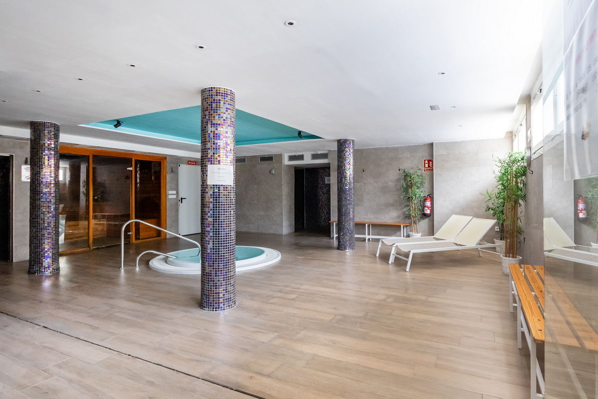 Ático exclusivo en la Urbanización Oasis, con 200 m² de terraza privada, vistas al mar y a Sierra Nevada