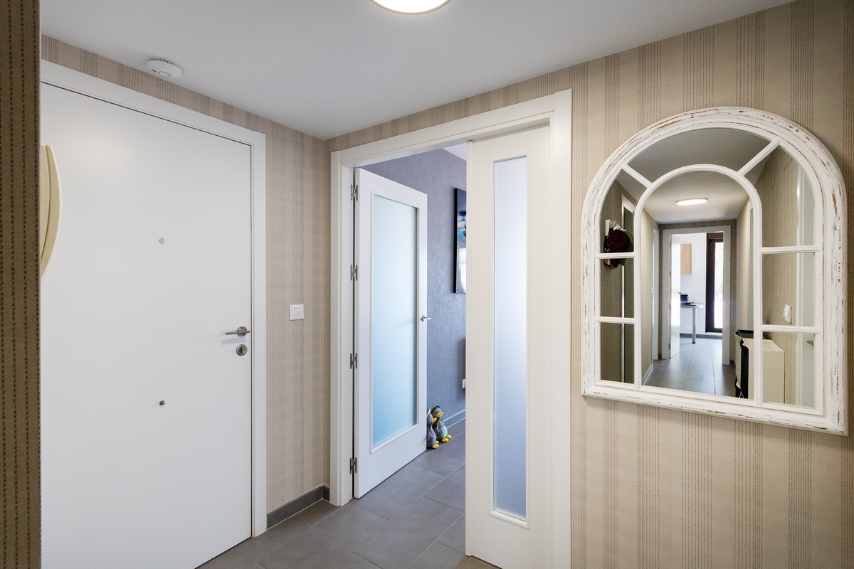 Ático exclusivo en la Urbanización Oasis, con 200 m² de terraza privada, vistas al mar y a Sierra Nevada
